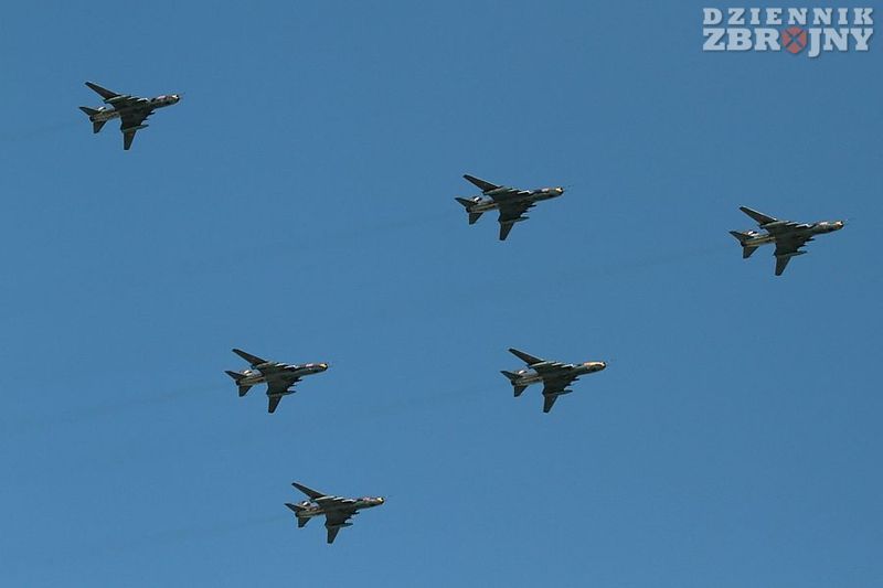 Formacja grot złożona z 6 samolotów Su-22