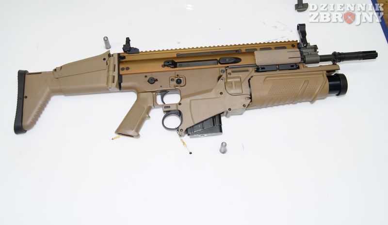 karabin SCAR-H z granatnikiem FN-40GL