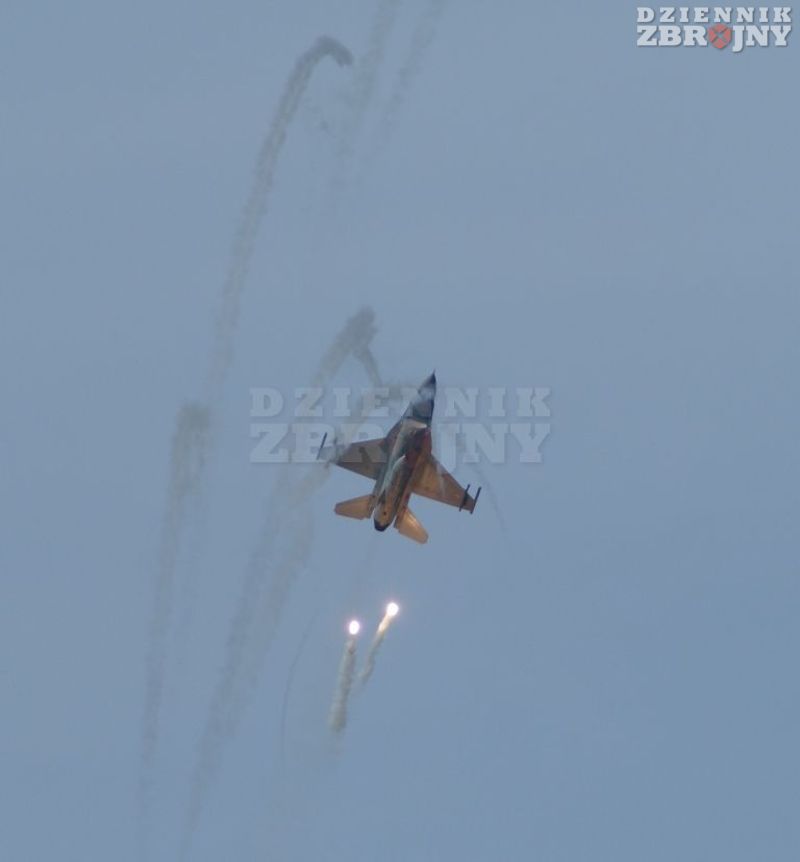 F-16 Jastrząb po odpaleniu flar