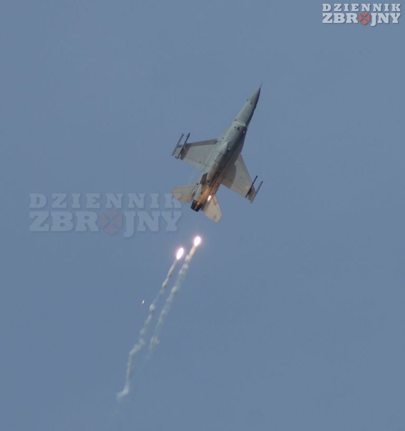 prewencyjne odpalenie flar przez F-16, być może MiG-29 na ogonie