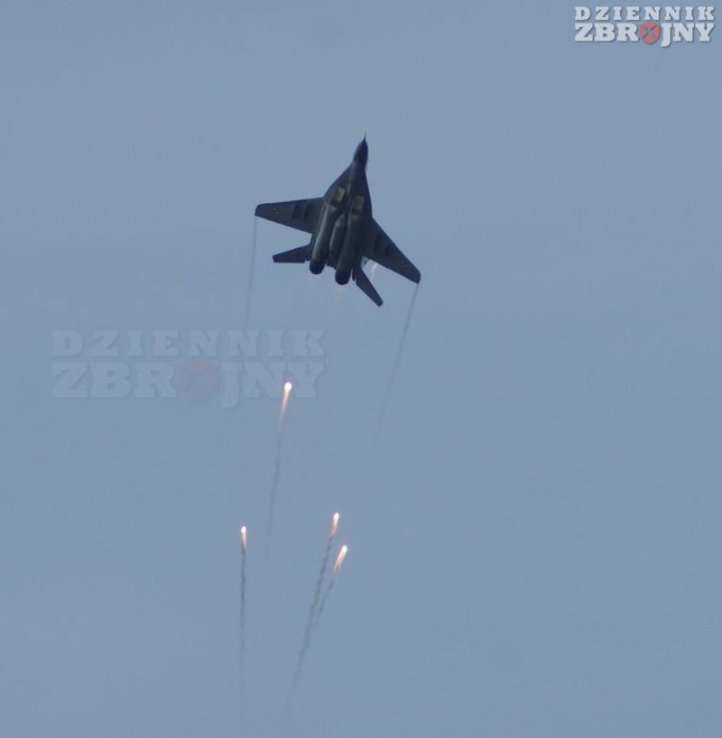 MiG-29 odpala flary, najbardziej widowiskowy element pozoracji