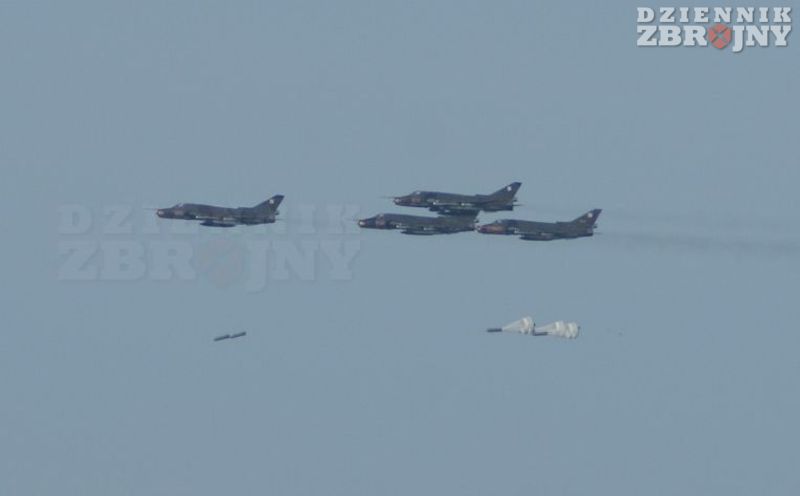 Su-22 zrzucają 500 i 250 kg bomby