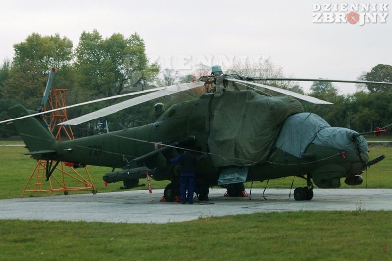 Prototyp Mi-24W z zasobnikami MASE.