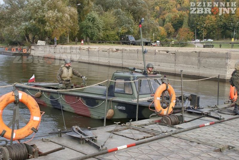 Element manewrowy parku Wstęga, holownik KH-200.