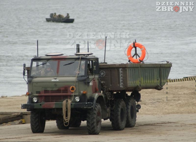 Star 266 z ładunkiem w rejonie przeprawy.