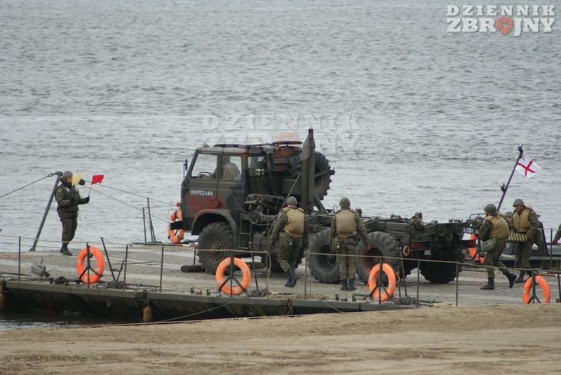 Załadunek pojazdów na przeprawę.
