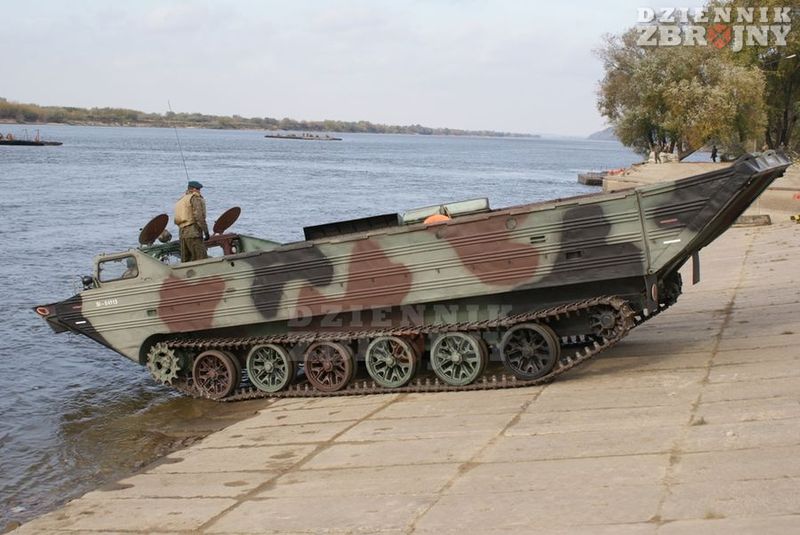 Amfibia na chwilę przed wjazdem do wody.