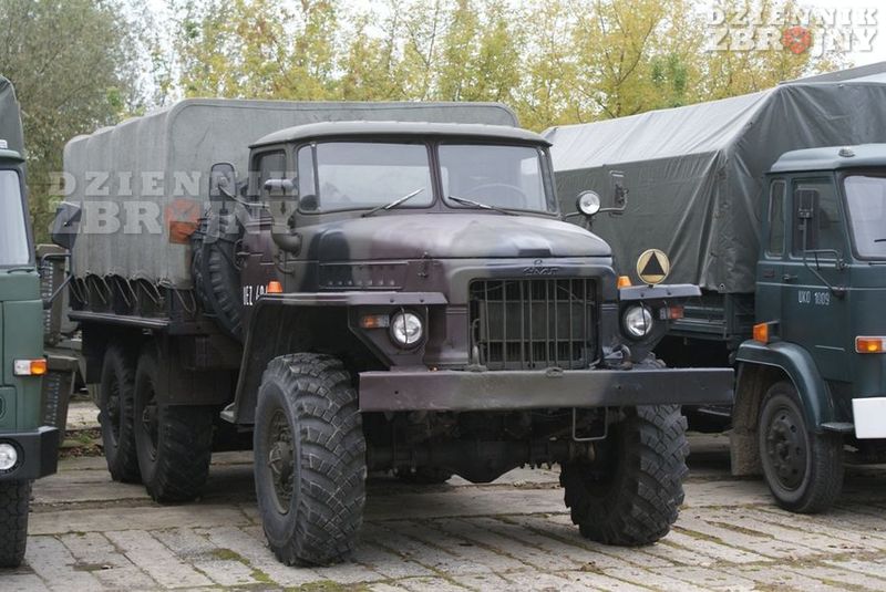 Ural-375D, tu w wersji skrzyniowej.