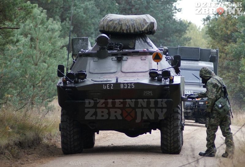 Sprawdzanie promieniowania za pomocą ręcznego wykrywacza.