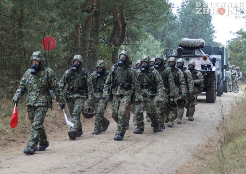 Przemarsz pododdziału chemików w rejon ćwiczeń.