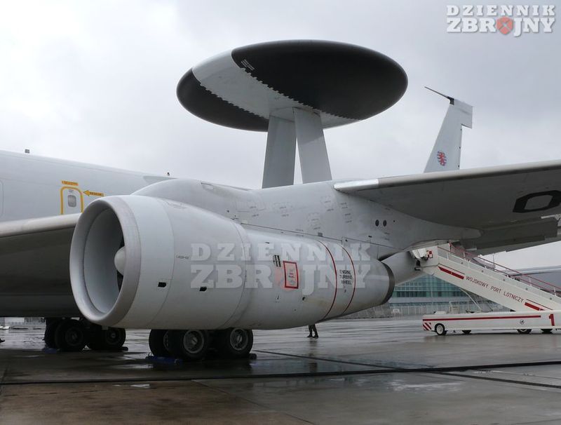 Wyróznikiem samolotu jest radiolokator APY-2.