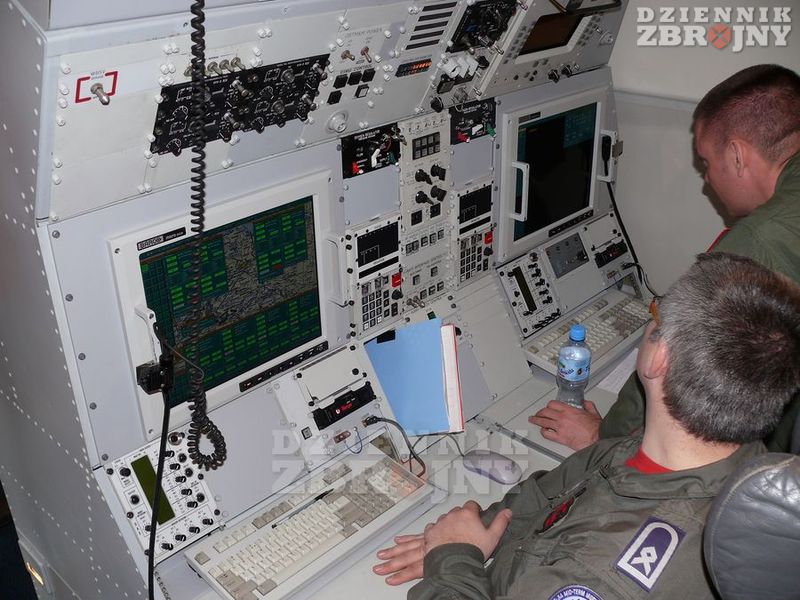 Konsole systemów łączności i rozpoznania.