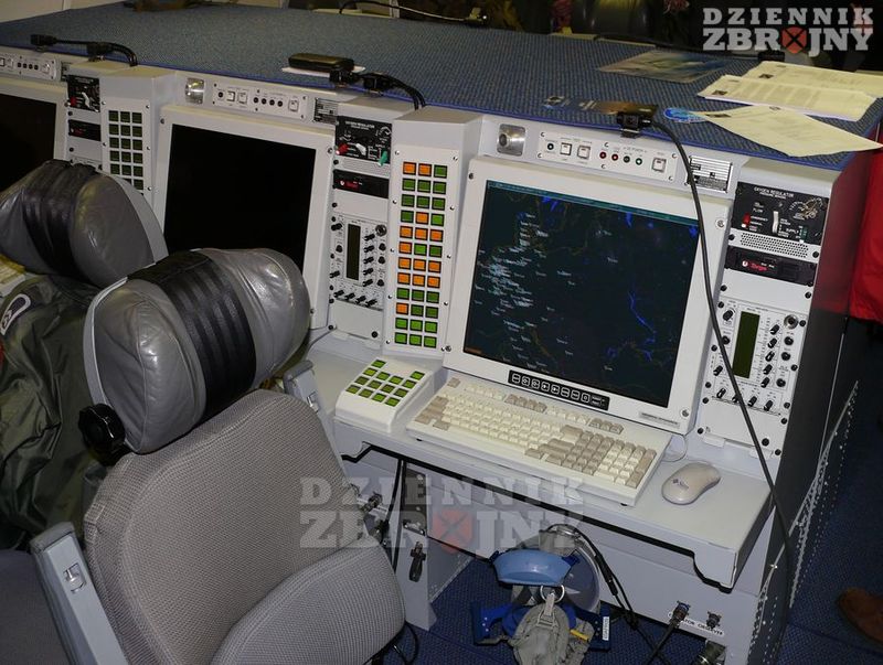 Zmodernizowane konsole operatorów systemu naprowadzania.