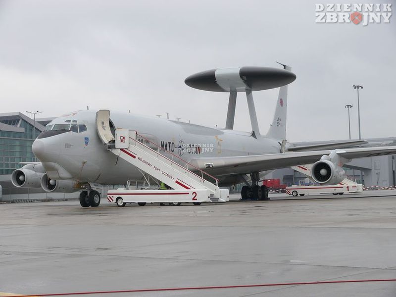 W sposób kompatybilny AWACS współpracuje z systemem przesyłu danych maszyn F-16.