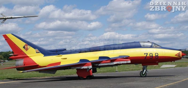 Suchoj Su-22 w okolicznościowym malowaniu.