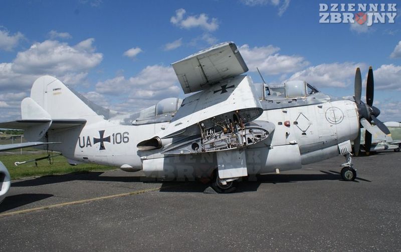 Samolot wczesnego ostrzegania Fairey Gannet.