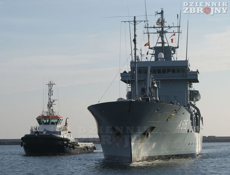 FGS Main w asyście holownika