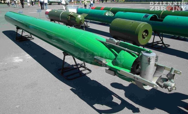 Torpeda UGST, na drugim planie morska mina szelfowa MSzM model 2