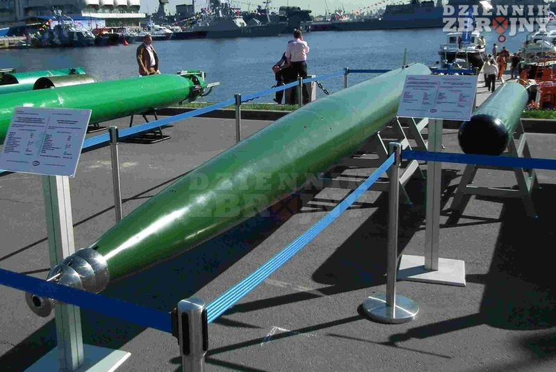 Z lewej torpeda superkawitacyjna Szkwał-E