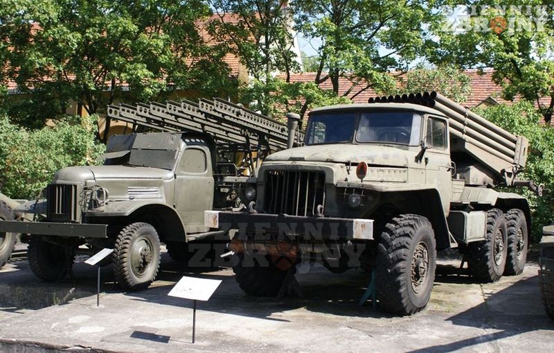 Wyrzutnia BM-13 na podwoziu GMC oraz współczesna BM-21 Grad