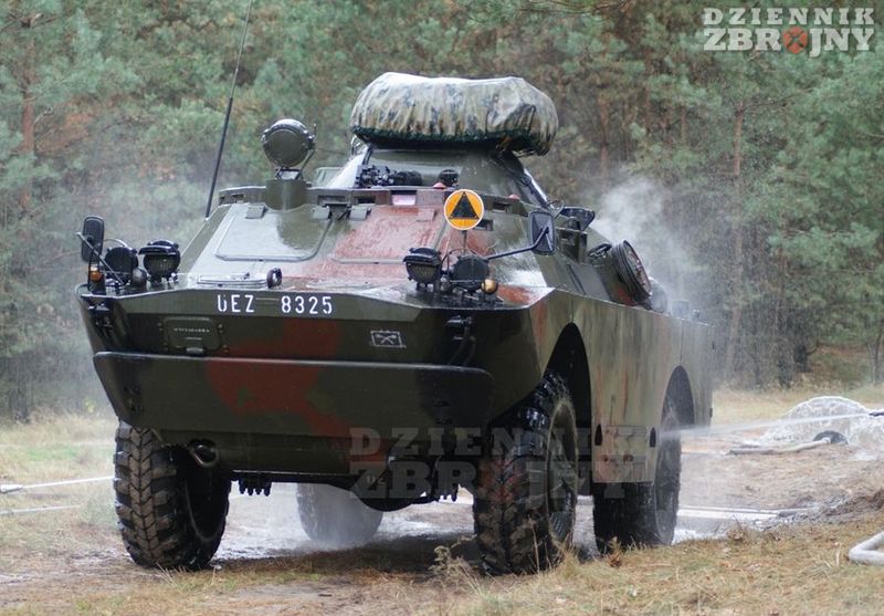 Przeciwchemicy odkażają rozpoznawczy BRDM-2