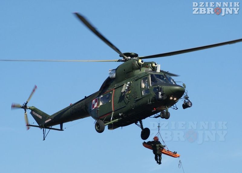 W-3 Sokół podejmujący zestrzelonego pilota