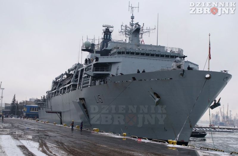 HMS Bulwark już w Gdyni w widoku od dziobu.