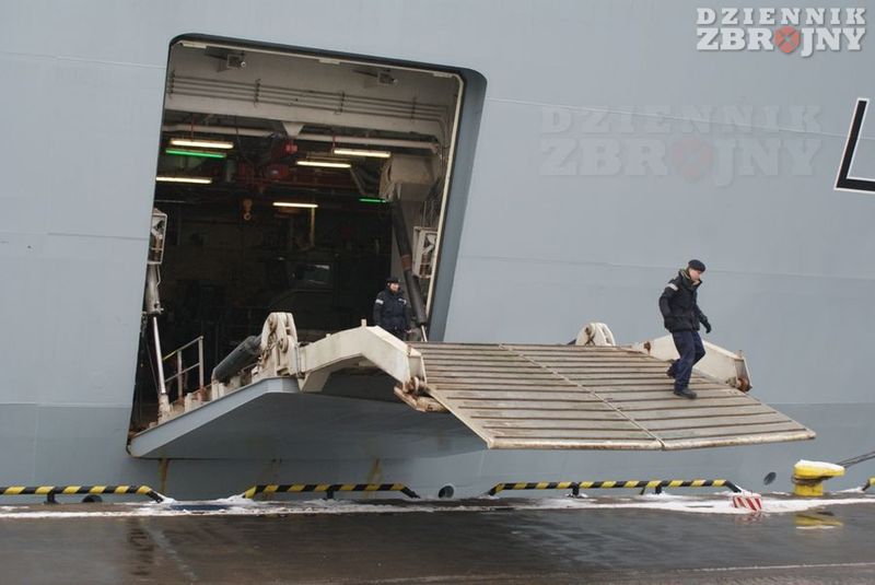 Otwieranie rampy dla pojazdów.