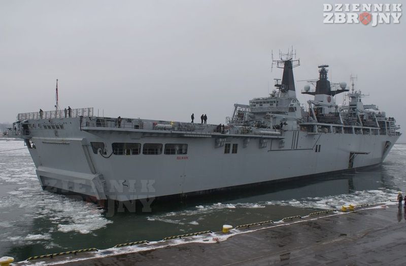 Desantowiec tuż przed zacumowaniem.