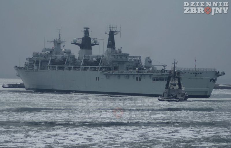 HMS Bulwark podczas obrotu.