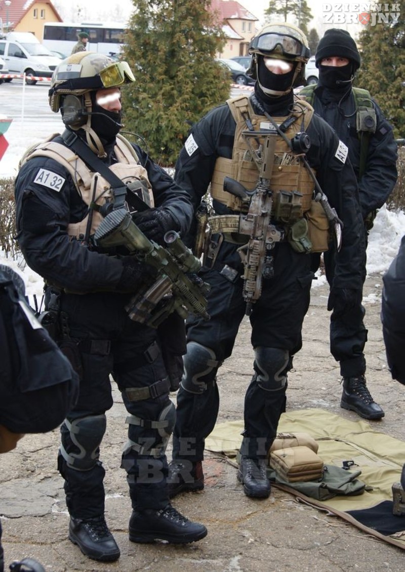 Grom w lekkim umundurowaniu do czarnej taktyki. 