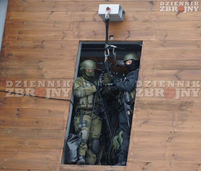 Obiekt szkoleniowy do szybkich zjazdów linowych.