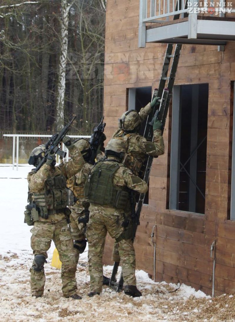 Operatorzy JWK podczas oczyszczania obiektu.