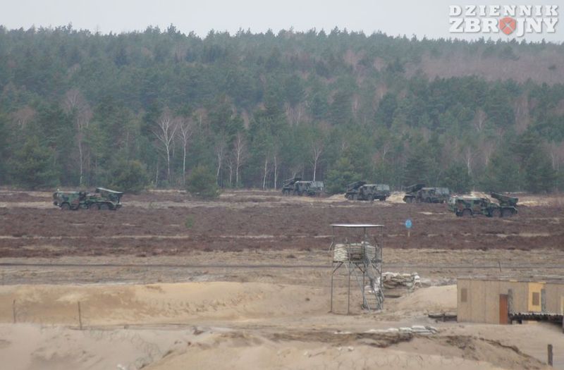 W oddali kolumna wyrzutni WR-40 Langusta.