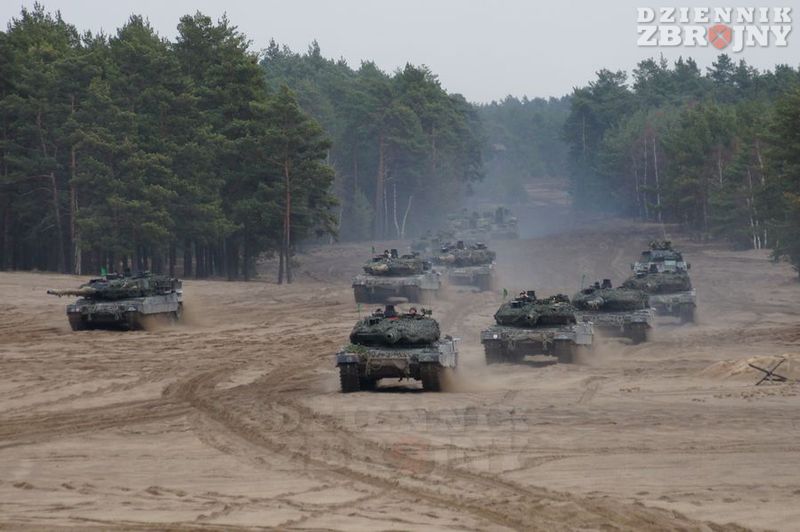 Kolumny niemieckiej kompanii rozwijają się w ugrupowanie bojowe.