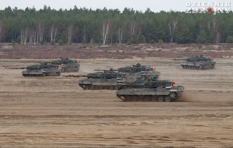 Czołgi przygotowują się do otwarcia ognia w kierunku celów.