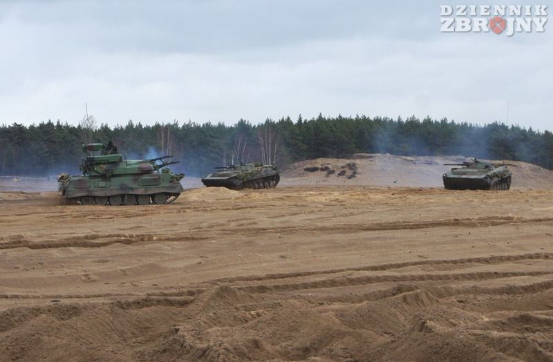 Polskie BWP-1 i zestaw Biała podczas zmiany stanowisk.