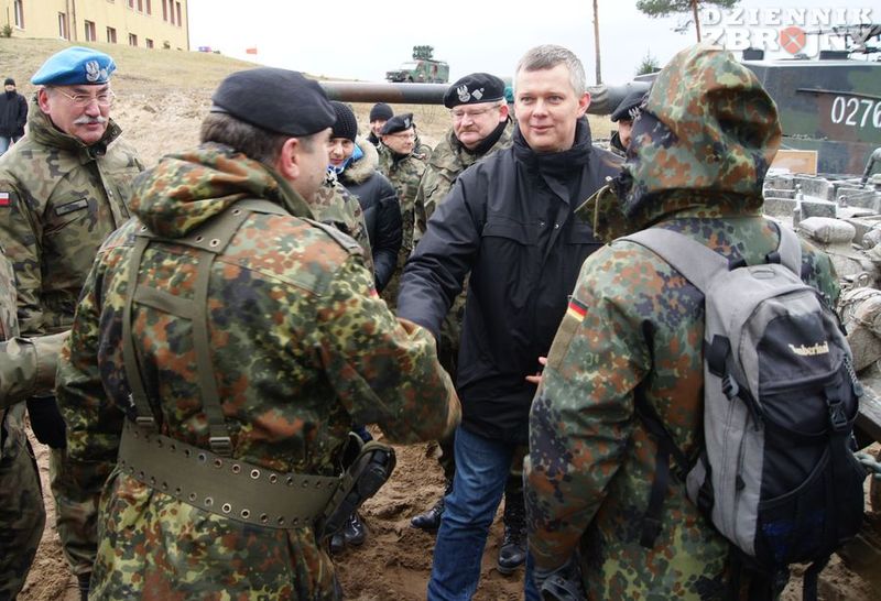Minister Siemoniak i dowódca 203. batalionu ppłk Dirk Frik podczas rozmowy. 