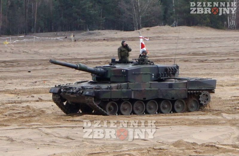 Początek defilady, Leopard 2A4 ze sztandarem 10. BKPanc.
