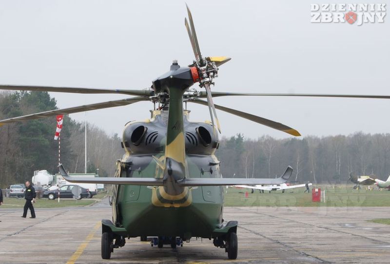 Widok na konstrukcję maszyny od strony wirnika tylnego.
