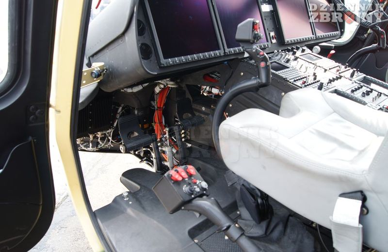 Drążki na stanowisku lewego pilota.