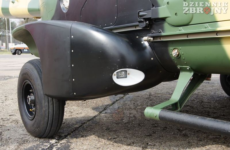 Owiewka jednej z goleni podwozia głównego.