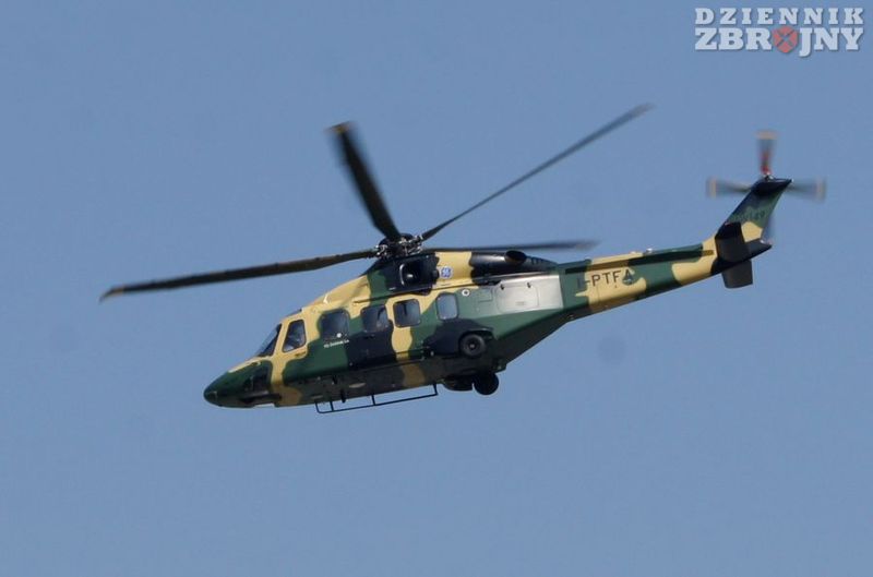 Na zdjęciu widać jak chowane jest podwozie.