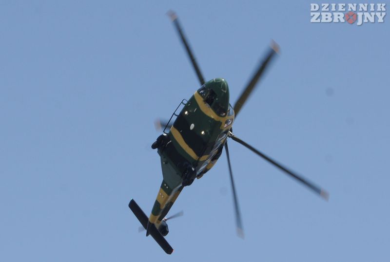 Okazja do poznania spodu śmigłowca,