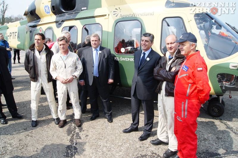 Pamiątkowe ujęcie pilotów i prezesów Majewskiego i Bianco.