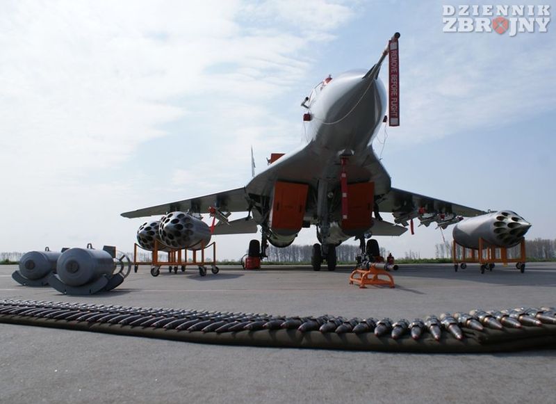 MiG-29 z zestawem uzbrojenia.