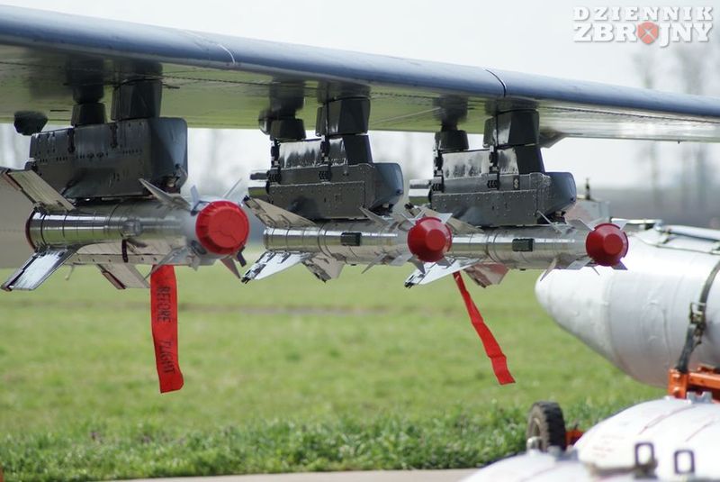 Podstawowy oręż: pocisk R-73 (po lewej) i dwa R-60.