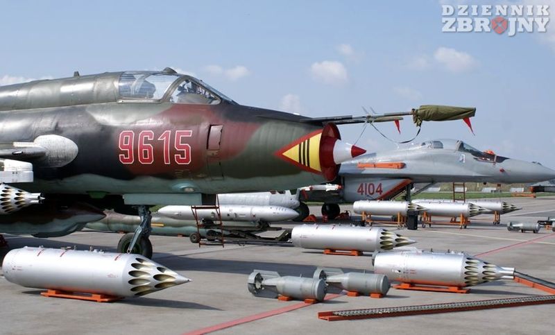 Oba typy samolotów eksploatowane przez 1. Skrzydło Lotnictwa Taktycznego.