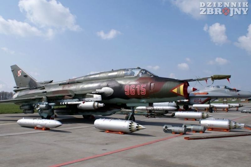 Uderzeniowy Su-22M4K z zestawem klasycznego uzbrojenia.