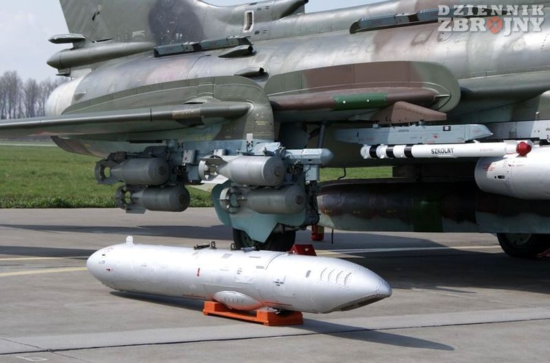 Wiązanka bomb pod skrzydłem Su-22M4K.